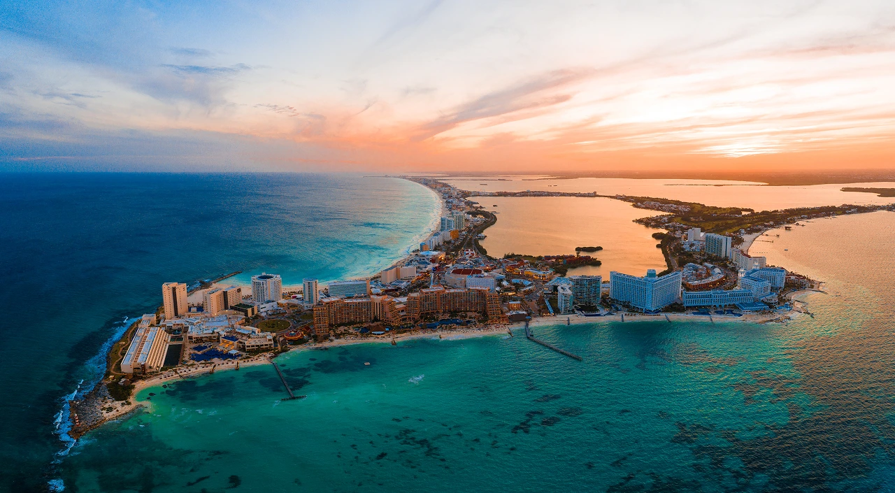 Playa paradisíaca de Cancún con palmeras y mar turquesa