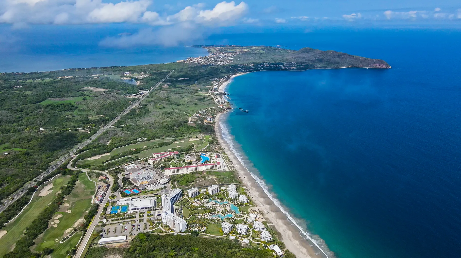 Playa paradisíaca de Riviera Nayarit con palmeras y mar turquesa