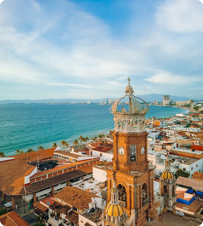 Vista de Puerto Vallarta y su catedral desde arriba.