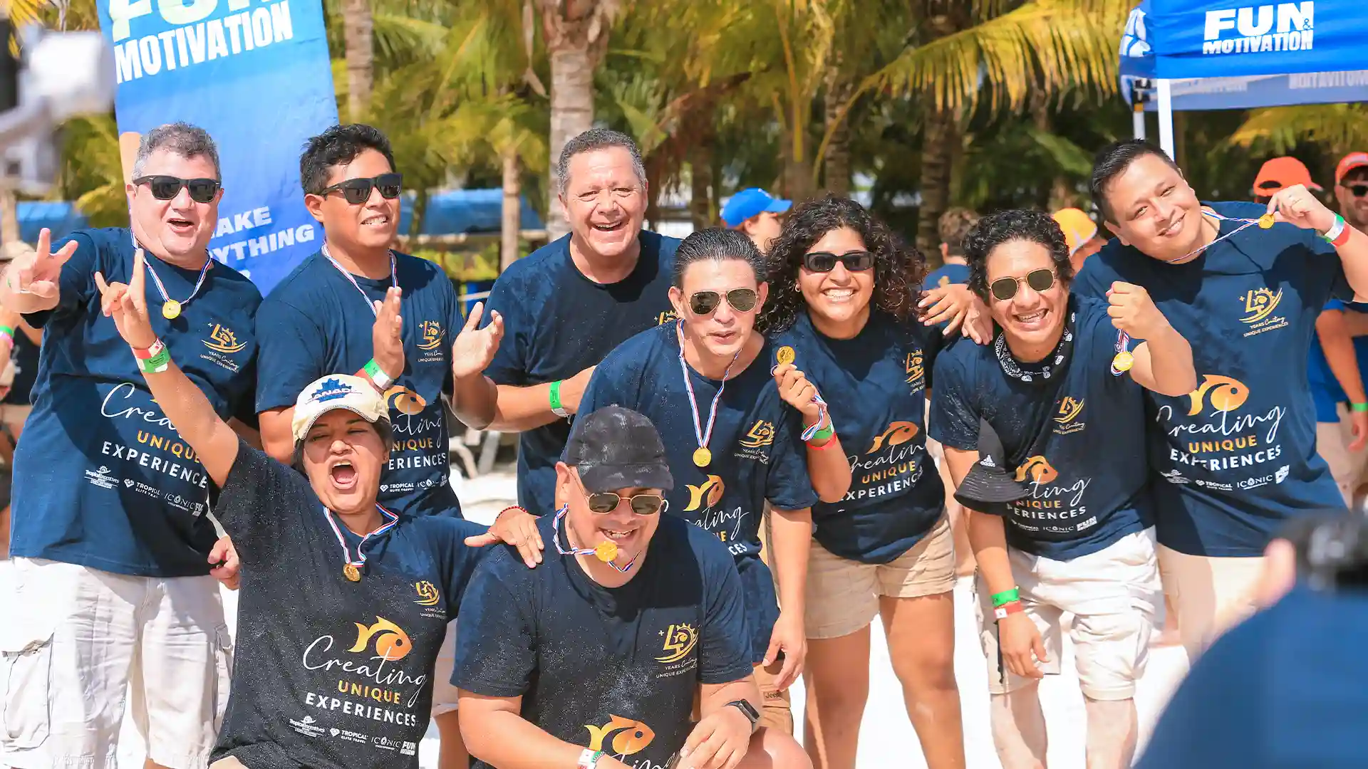 Equipo corporativo participando en actividad de team building en la playa